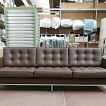 Florence Knoll, das 3-er Sofa, die perfekte Fertigung, gleich wird das Sofa perfekt verpackt.